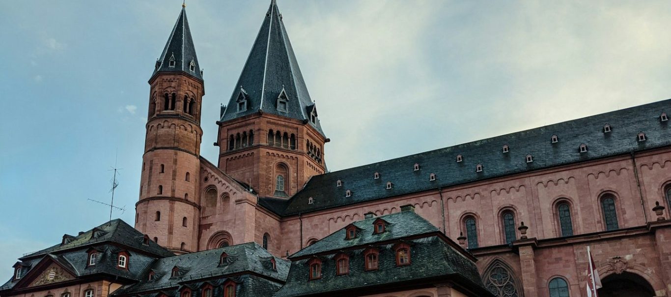 Die Steuerhelden Mainz sind mitten in der rheinland-pfälzischen Hauptstadt Mainz angesiedelt. Seitenansicht des Mainzer Doms.
